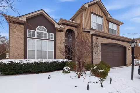 1951 Broadsmore Dr, Algonquin, IL 60102