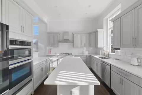 Kitchen - 1951 Broadsmore Dr, Algonquin, IL 60102 photo 3 of 7