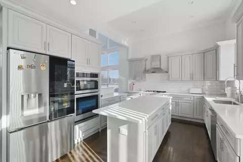 Kitchen - 1951 Broadsmore Dr, Algonquin, IL 60102 photo 5 of 7