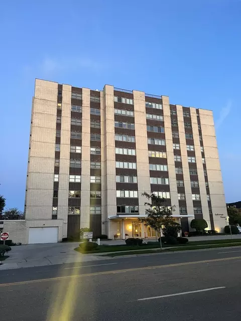 141 N La Grange Rd #602, La Grange, IL 60525