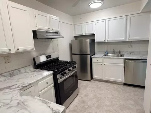 Kitchen - 1769 Sessions Walk #C, Hoffman Estates, IL 60169 photo 1 of 3