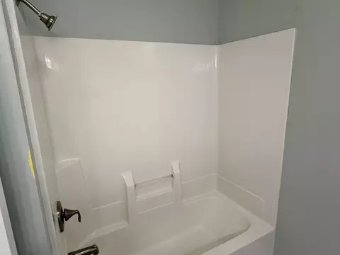 Bath - 2618 7th St, Peru, IL 61354 photo 3 of 4