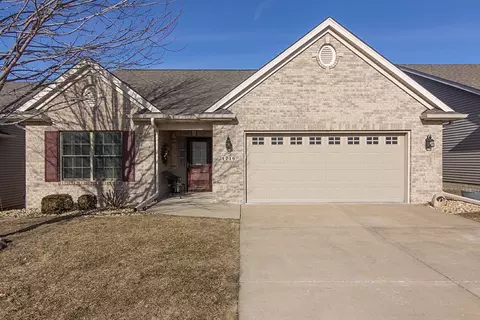 1716 Stone Gate Cir, Davenport, IA 52807