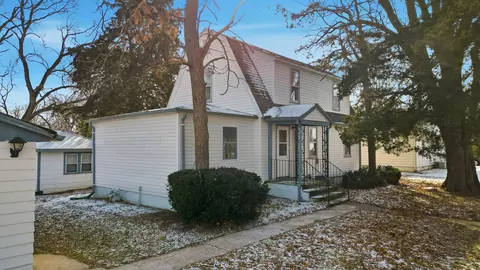 7913 S Oak St, Dixon, IL 61021