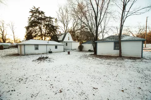 Exterior - 7913 S Oak St, Dixon, IL 61021 photo 5 of 6