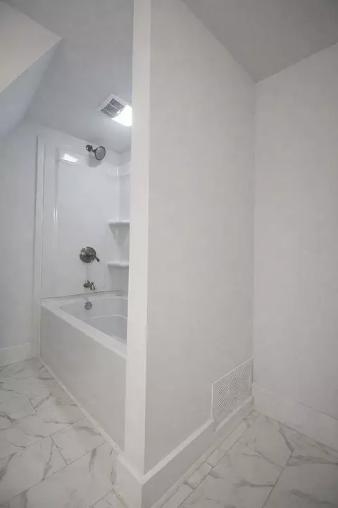 Bath - 7913 S Oak St, Dixon, IL 61021 photo 2 of 3