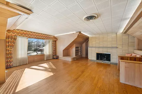 Living - 787 E Golf Rd, Des Plaines, IL 60016 photo 2 of 2