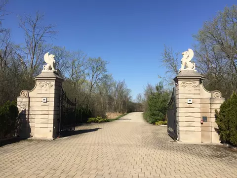 2 Alexandra Dr, Mettawa, IL 60048