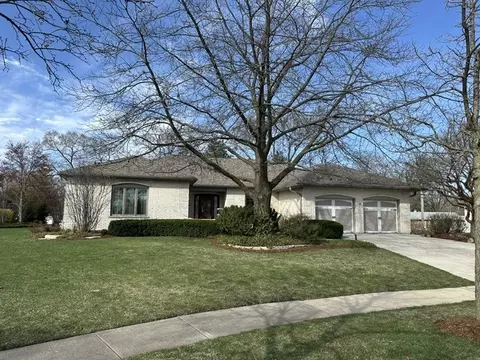 447 Stratford Ln, Willowbrook, IL 60527