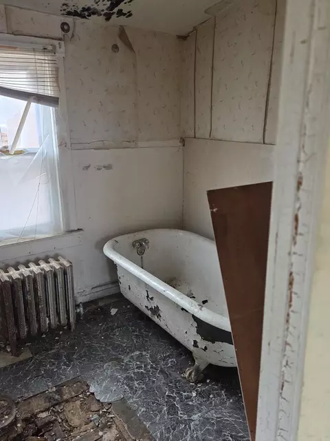 Bath - Undisclosed, Chicago, IL 60628 photo 3 of 4