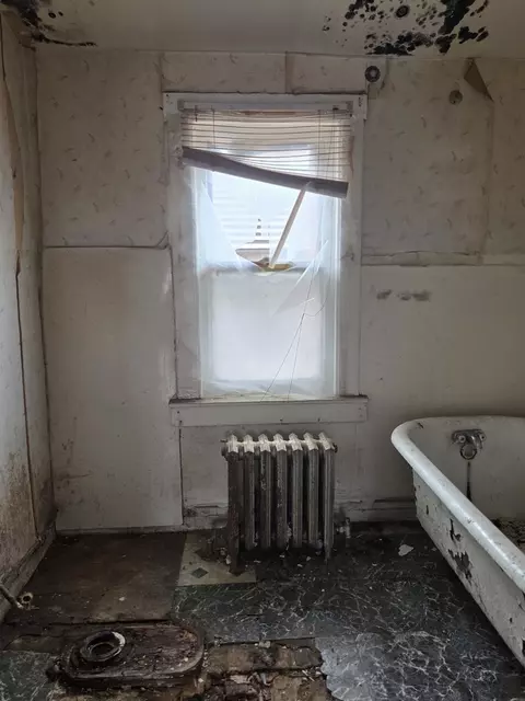 Bath - Undisclosed, Chicago, IL 60628 photo 4 of 4