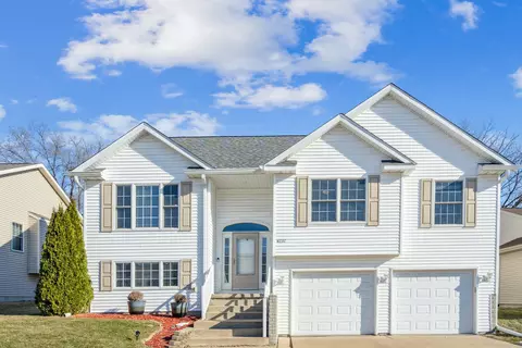 6737 Brookview Ln, Davenport, IA 52806