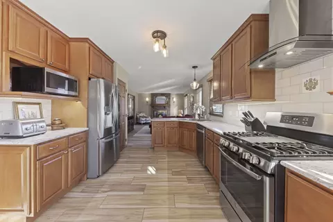 Kitchen - 1402 Cherry Dr, Batavia, IL 60510 photo 3 of 4
