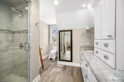 Bath - 607 E Prairie Ave, Wheaton, IL 60187 photo 2 of 7