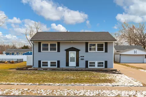 2153 W 35th St, Davenport, IA 52806