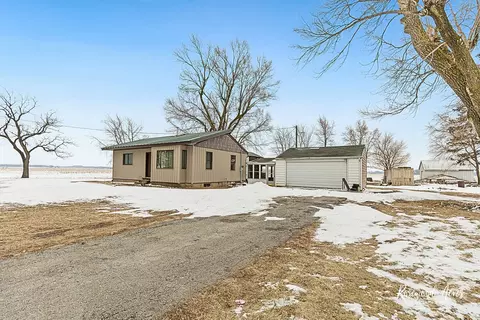 2373 E 3300 N Rd, Saint Anne, IL 60964
