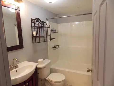Bath - 1648 Moonglow Rd, Centralia, IL 62801 photo 1 of 2