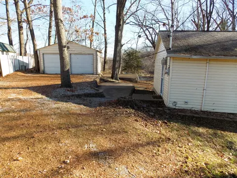 Exterior - 1648 Moonglow Rd, Centralia, IL 62801 photo 5 of 12