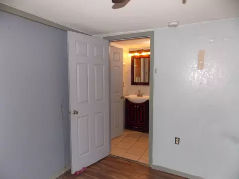 Bath - 1648 Moonglow Rd, Centralia, IL 62801 photo 2 of 2