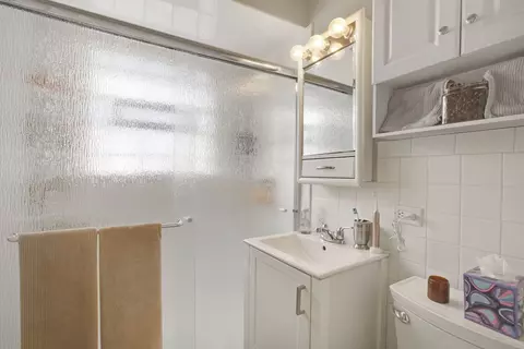 Bath - 2705 Park St, Rolling Meadows, IL 60008 photo 1 of 1