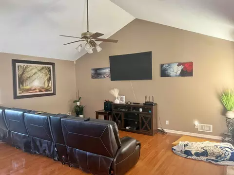 Living - 3675 Macedonna Ch Rd, Metropolis, IL 62960 photo 4 of 5