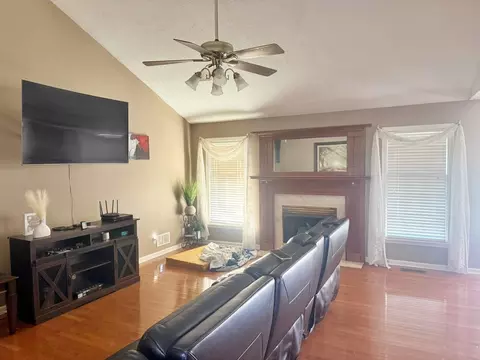 Living - 3675 Macedonna Ch Rd, Metropolis, IL 62960 photo 5 of 5