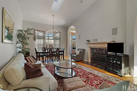 Living - 274 Prairie View Ln #274, Wheeling, IL 60090 photo 2 of 5