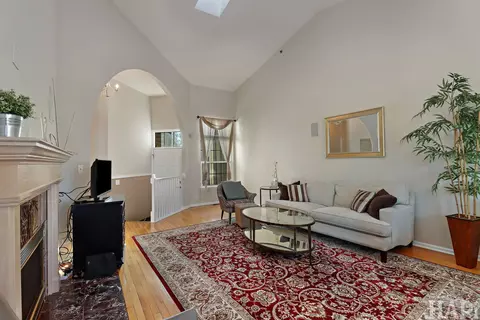 Living - 274 Prairie View Ln #274, Wheeling, IL 60090 photo 3 of 5