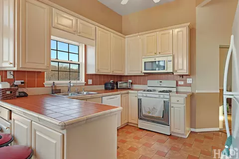 Kitchen - 274 Prairie View Ln #274, Wheeling, IL 60090 photo 2 of 4