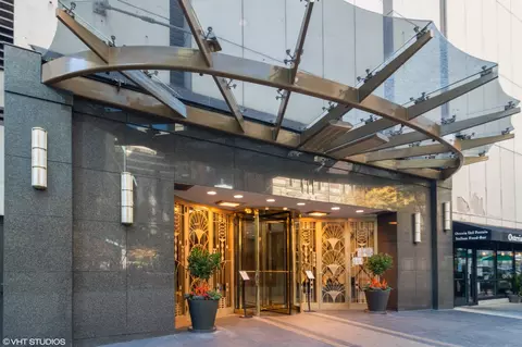 111 E Chestnut St #P5B-8, Chicago, IL 60611