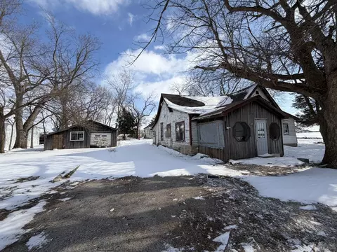 112 S Walnut St, Oakland, IL 61943