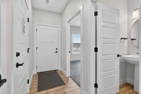 Entry Way - 412 N 2nd Ave, Eldridge, IA 52748 photo 1 of 6