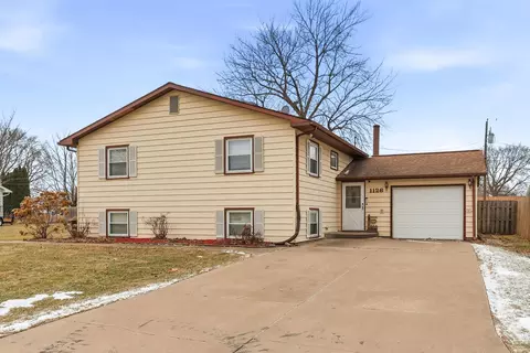 1126 13th St, Silvis, IL 61282