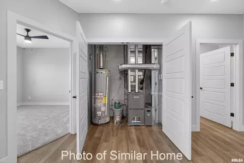 Entry Way - 418 N 2nd Ave, Eldridge, IA 52748 photo 12 of 14