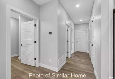 Entry Way - 418 N 2nd Ave, Eldridge, IA 52748 photo 1 of 14