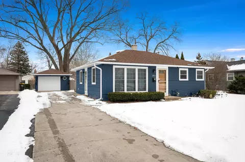 3710 Meadow Dr, Rolling Meadows, IL 60008
