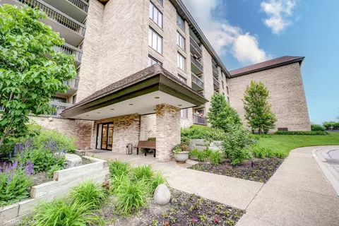 1621 Mission Hills Rd #108, Northbrook, IL 60062