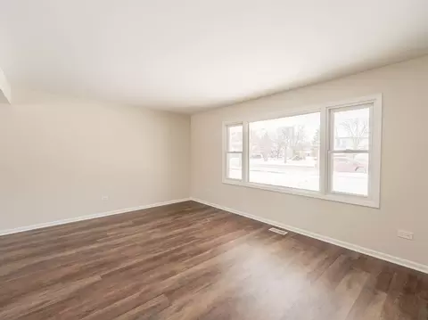 Living - 429 6th St, Wheeling, IL 60090 photo 1 of 3