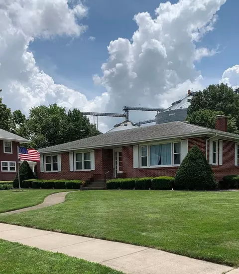 125 W Exchange St, Danvers, IL 61732 photo 2