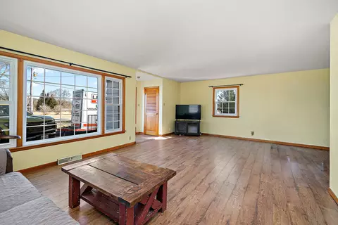 Living - 286 E 5000s Rd, Chebanse, IL 60922 photo 3 of 4