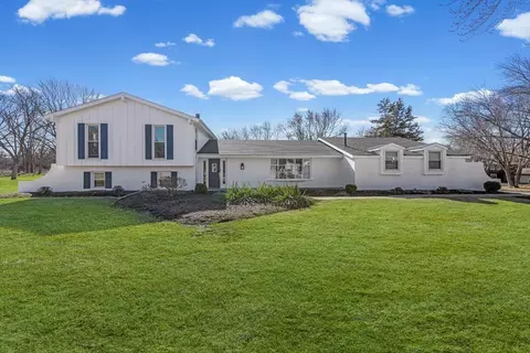 19 Golfview Ln, Lake Barrington, IL 60010