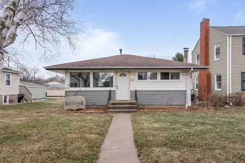 2423 32nd St, Moline, IL 61265