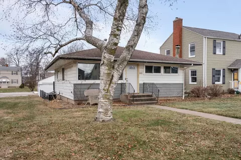 Exterior - 2423 32nd St, Moline, IL 61265 photo 2 of 10