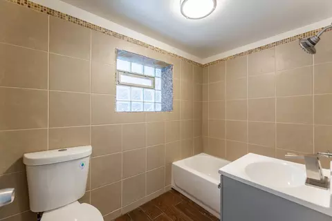 Bath - 7427 S Perry Ave, Chicago, IL 60621 photo 2 of 2