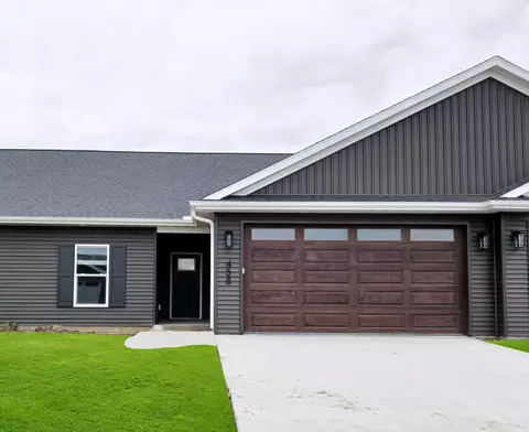 458 N 4th Ave, Eldridge, IA 52748