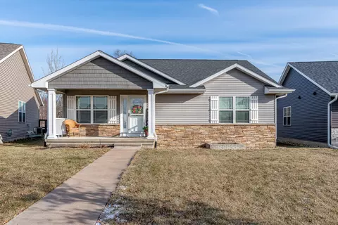1564 Olde Brandy Ln, Davenport, IA 52807