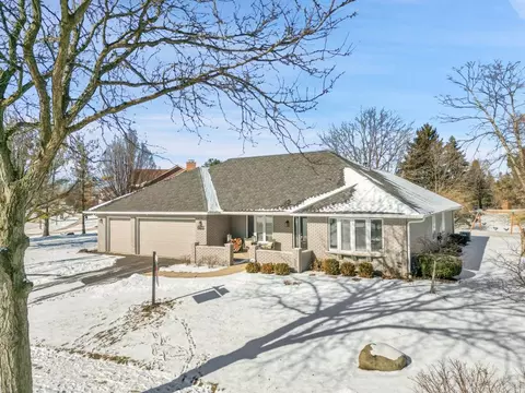 3700 Monarch Cir, Naperville, IL 60564
