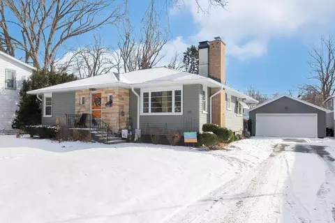 121 Pomeroy Ave, Crystal Lake, IL 60014