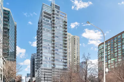 653 N Kingsbury St #1204, Chicago, IL 60654