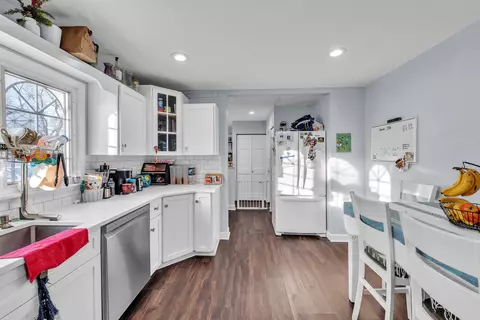 Entry Way - 8014 Mobile Ave, Burbank, IL 60459 photo 1 of 1